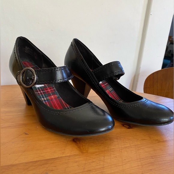3 for 15$! American Eagle heeled vegan patent leather black Mary Jane’s. Size 8. - Picture 5 of 6